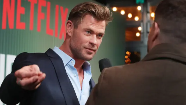 Chris Hemsworth dando entrevistapoker star gratuitoevento do Netflix