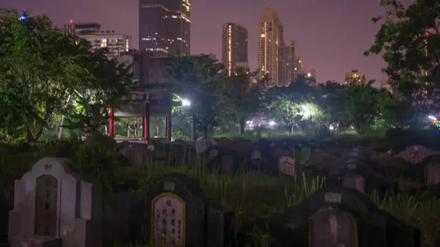 บรรยากาศสวนสุขภาพแต้จิ๋วยามค่ำคืน ก่อนปิดสวนเวลา 20 นาฬิกา