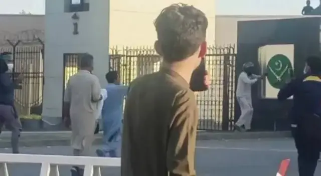 पीटीआई के कार्यकर्ता मंगलवार को रावलपिंडी में पाकिस्तानी सेना के हेडक्वार्टर में घुस गए थे