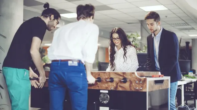 Empelados jugando al futbolín