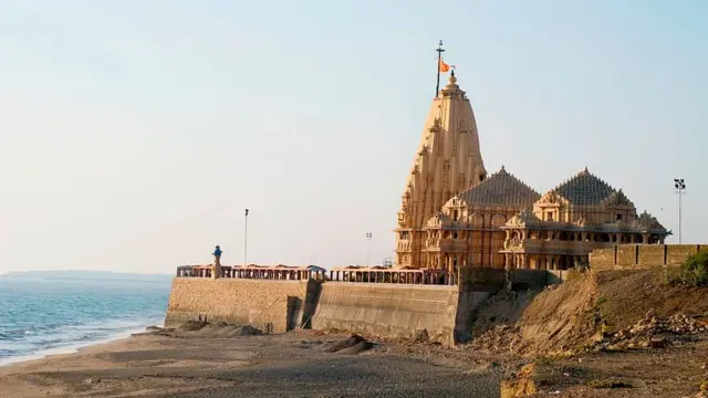 સોમનાથ મંદિર તથા ગઝનવીની જેમ દ્વારકા મંદિર અને ગઝનવીનો પણ સંયોગ હતો