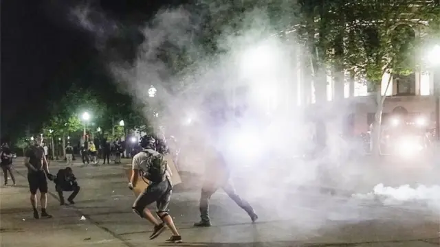 မျက်ရည်ယိုဗုံးသုံးပြီးဖြိုခွင်းခဲ့