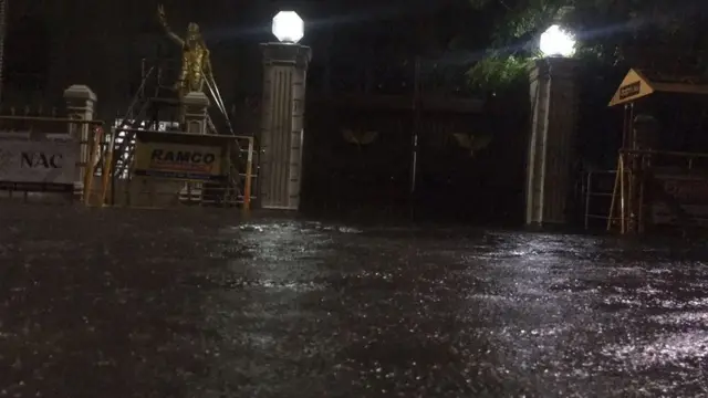 மின் இணைப்பு இல்லை; சாலை எங்கும் வெள்ளம்: நள்ளிரவில் தவித்த சென்னைவாசிகள்