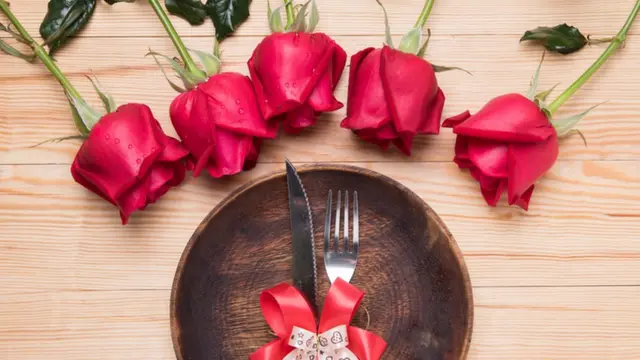 منضدة عليها بعض الزهور