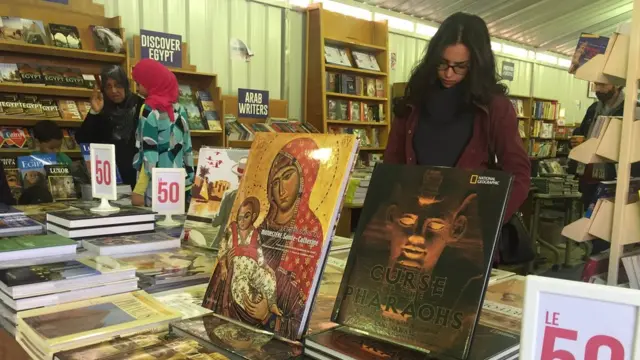 Les lecteurs restent cependant attachés à ce salon du livre qui est aussi l'occasion de faire des affaires.