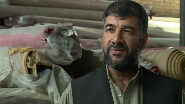 پهلوان د خپل کور د دنګو دېوالونو تر منځ د خپلو اولادونو لپاره کوچنی کورنی ښوونځی جوړ کړی.