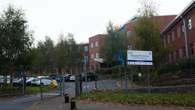 교장은 "화장실에 CCTV를 설치하기로 한 결정은 몇몇 학생들이 실망스럽고 기준에 맞지 않는 모습을 보였기 때문이다"라고 밝혔다.