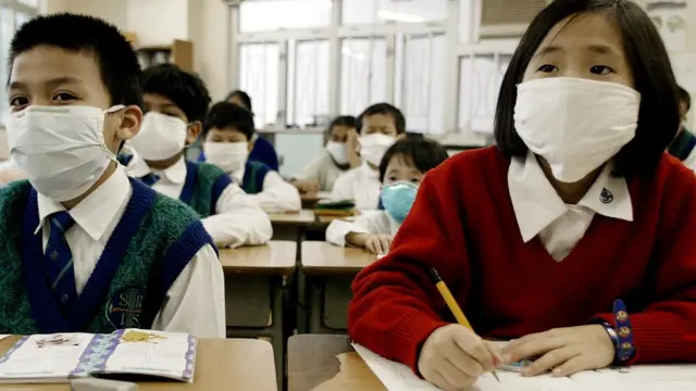 হংকংএর একটি স্কুলে মুখোশ পরা ছাত্রছাত্রীরা