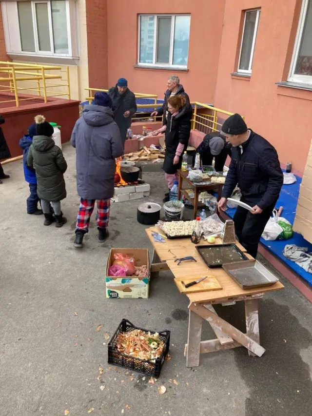 Habitantes cocinando afuera