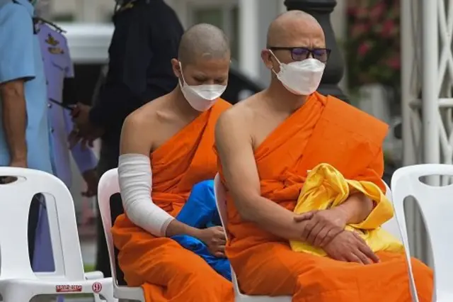 ส.ต.ต.นรวิชญ์ (ซ้าย) พร้อมบิดา ได้ไปบวชอุทิศส่วนกุศลให้แก่หมอกระต่าย