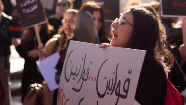 Des femmes réclament, à l'extérieur du Parlement tunisien, l'ouverture d'une enquête sur les photos indécentes.