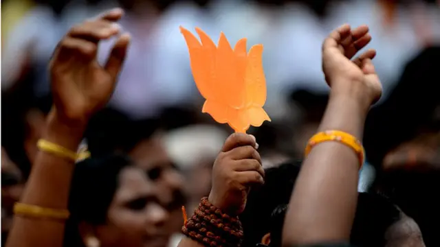 బీజేపీ గుర్తు చూపుతున్న కార్యకర్తలు