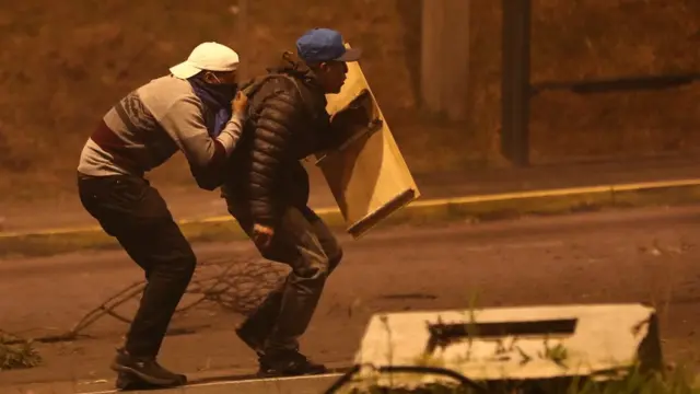 Manifestantes en Ecuador durante la noche del lunes 21 de junio.