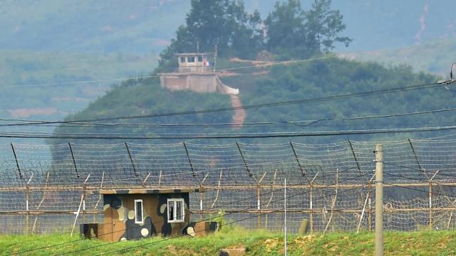韓国・坡州市の国境警備兵と、北朝鮮側の監視塔（2015年8月）