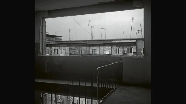 Imagen de la central en blanco y negro