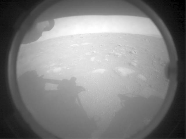 صورة التقطتها مركبة تابعة لناسا لحظة هبوطها على سطح المريخ وتظهر فوهة بركانية ربما كانت بحيرة قبل مليارات السنين.