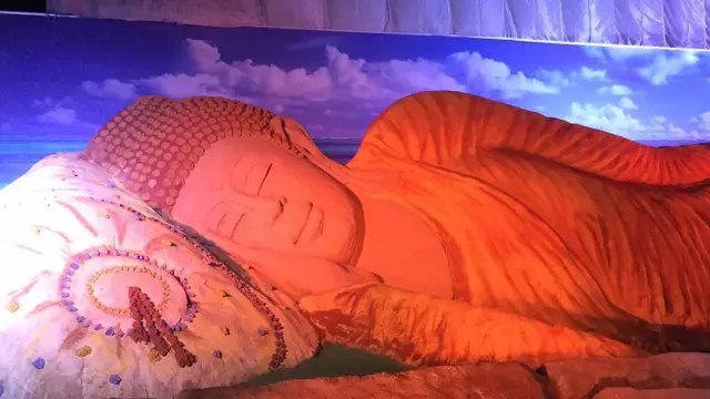 අඩි 40 ක් දිගින් යුත් සැතපෙන බුදු පිළිමය