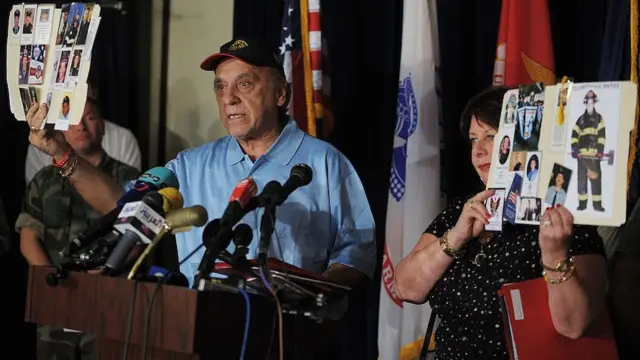 केएसएम के पहले प्री-ट्रायल के मौके पर 9/11 के पीड़ितों के परिजन प्रेस कॉन्फ्रेंस को संबोधित करते हुए