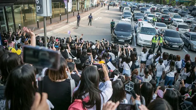 บรรยากาศการรอต้อนรับวงบอยแบนด์ในประเทศเกาหลีใต้