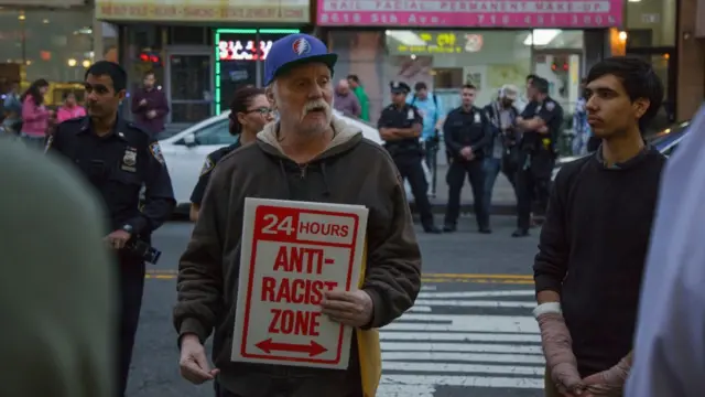 Manifestante proinmigración en Nueva York.