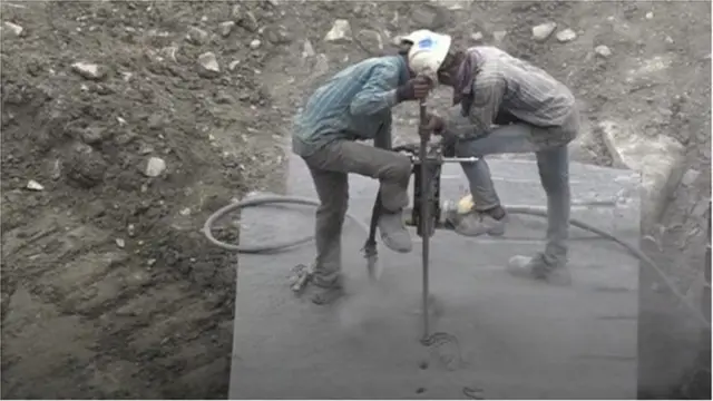 గ్రానైట్ తవ్వకాల్లో కార్మికులు