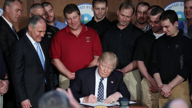 Trump firma decreto para dar preferencia a productos Made in America