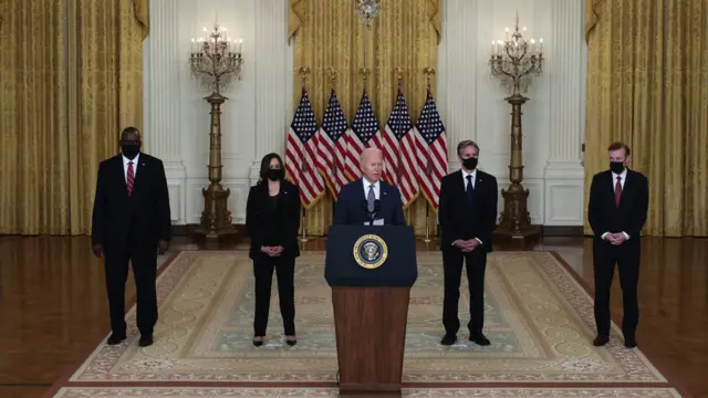 مقام‌هایی مهم از کابینه آمریکا، آقای بایدن را در سخنرانی روز جمعه همراهی کرده بودند. دو نفر سمت چپ: لوید آستین (وزیر دفاع آمریکا) و کاملا هریس (معاون رئیس‌جمهوری آمریکا). دو نفر سمت راست: آنتونی بلینکن (وزیر امور خارجه آمریکا) و جیک سولیوان (مشاور امنیت ملی)