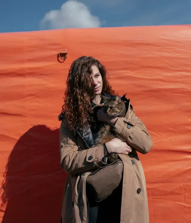 Tasija ima 26 godina, pobegla je iz Kijeva i vozila se 30 sati kako bi stigla na ukrajinsko-rumunsku granicu.