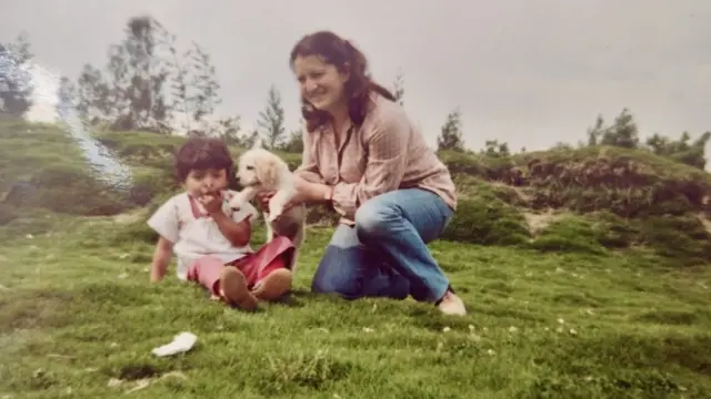 Lourdes y Yamely sentadas en un parque