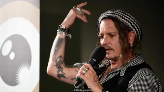 Johnny Depp: Nam diễn viên nổi tiếng với vẻ ngoài khác thường, ví dụ như áo cộc tay độc đáo và mũ mềm gấp nếp