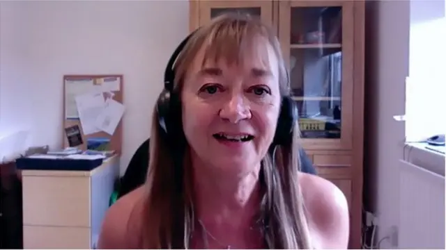 Британиялик нудист аёл шаҳар чеккасида ялағон сайр қилмоқда