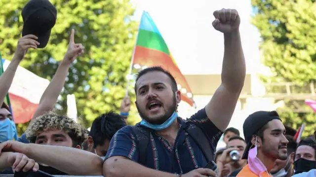 Jóvenes partidarios de Boric con el puño en alto.