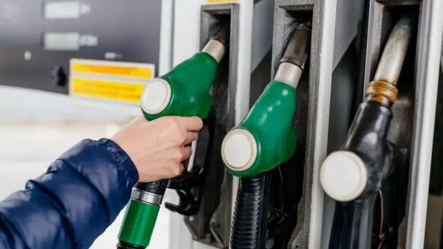 पेट्रोल देता हुआ एक व्यक्ति