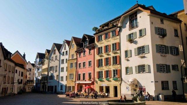 瑞士的反战政策保护了许多历史遗迹，比如这个国家最古老的城市库尔 (Chur) 的那些建筑
