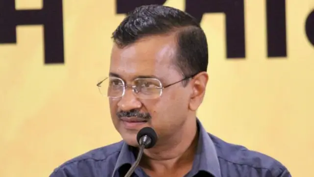 અરવિંદ કેજરીવાલે તાજેતરમાં 18 વર્ષથી વધારે વયની મહિલાઓને 1,000 રૂપિયા પ્રતિમાસ સન્માન રાશિ આપવાની જાહેરાત કરી છે.