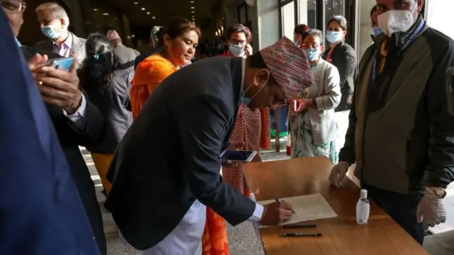 নেপালের পার্লামেন্টে নতুন মানচিত্র তৈরির প্রস্তাবে ভোট দিচ্ছেন এমপিরা