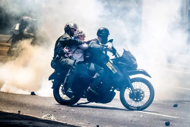 वेनेज़ुएला की एक महिला जिन्होंने आगे बढ़ते टैंक को रोक दिया