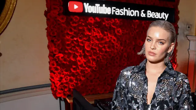 La cantante Anne-Marie durante la fiesta de YouTube durante la Semana de la Moda de Londres 2019.