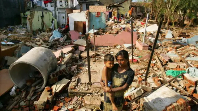 శ్రీలంకలోని సముద్ర తీర గ్రామం సునామీ వల్ల ఇలా అతలాకుతలమైంది.