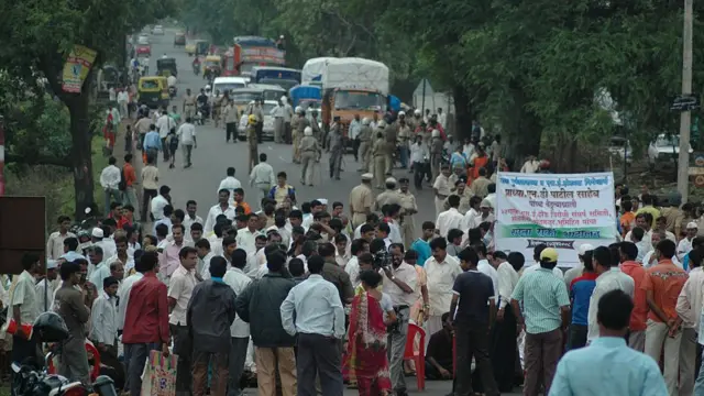 रायगडमधील SEZ विरोधात पेण तालुक्यातील लोकांनी मुंबई-गोवा महामार्गावरील वाहतूक अडवली होती.