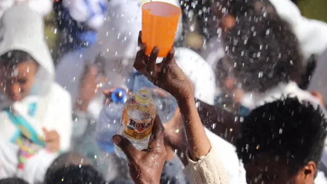 ላቅ ያለ ባሕላዊ ዳራ ያላው የጥምቀት በዓል ታቦት ማደሪያው አካባቢ በሚካሄዱ የጎንዮሽ ባሕላዊ ጨዋታዎች የታጀበ ነው