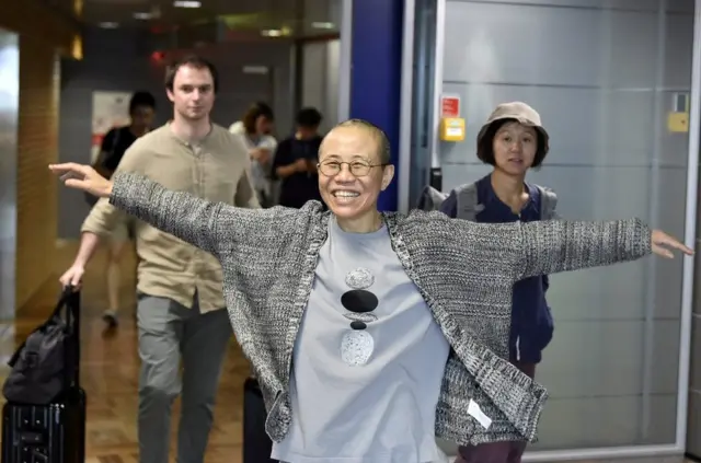 在从北京抵达芬兰赫尔辛基机场等待转机时,刘霞满张开双臂走向接机的人,神色愉悦。