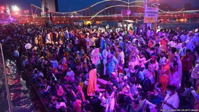 ખુદ ઉત્તરાખંડના મુખ્ય મંત્રી તીરથસિંહ પણ છઠ્ઠી એપ્રિલે કુંભમેળામાં સામેલ થયા હતા