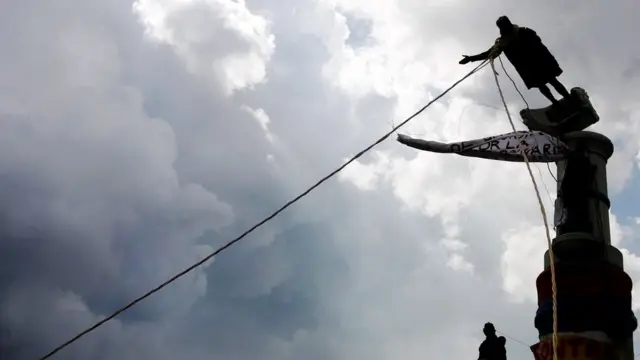 Momento en el que se inclina la estatua