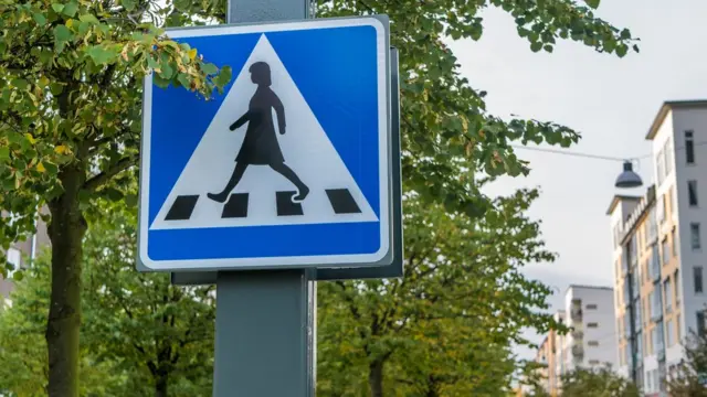 Signo de pase peatonal en Suecia