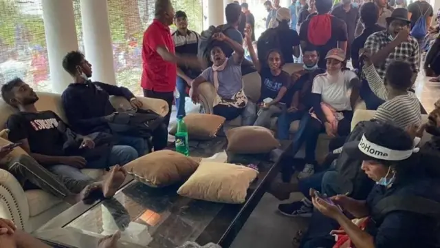 అధ్యక్ష భవనంలో నిరసనకారులు