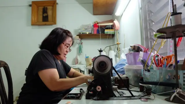 พนิตา ฟองอ่อน วัย 49 ปี รับงานเย็บผ้ามาทำที่บ้านแฟลตเอื้ออาทรมีนบุรี