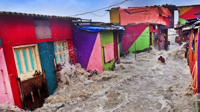 Un pescador es arrastrado de su casa durante una inundación