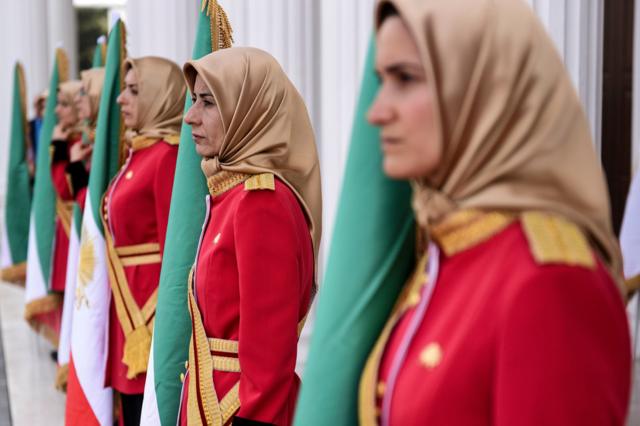 Des gardes féminines de la MEK à la conférence sur l'Iran libre