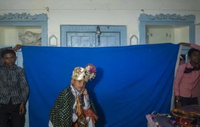 மணமகளுக்காக காத்திருக்கும் மணமகன்